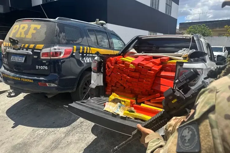 Meia tonelada de maconha é apreendida na BR-116 em Feira de Santana