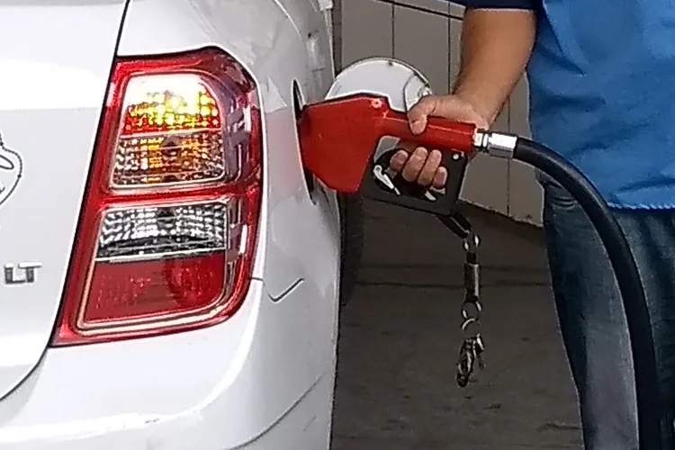 Acelen anuncia redução no preço da gasolina na Bahia