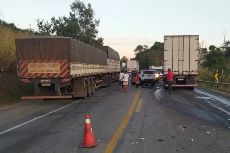 Duas pessoas morrem em acidente entre carro e caminhão em Cândido Sales