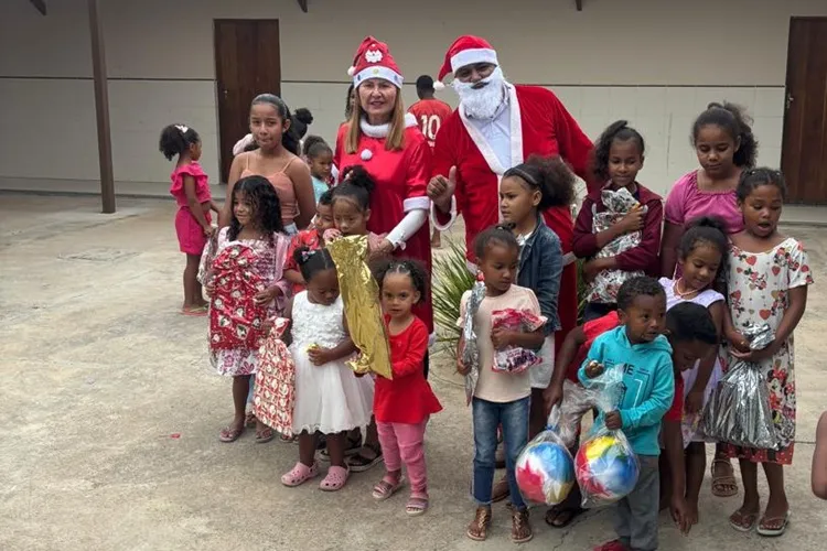 Vestida de Mamãe Noel, prefeita leva alegria e esperança às crianças de Mucugê