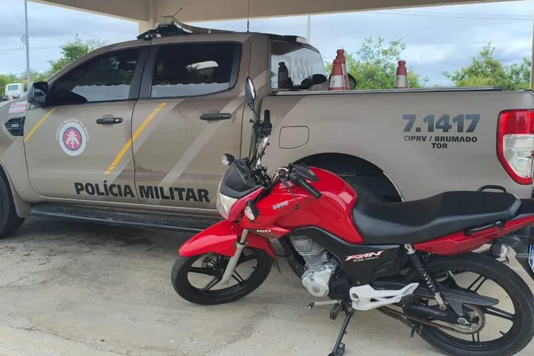 Motocicleta com restrição de circulação é apreendida na BR-030 em Tanhaçu