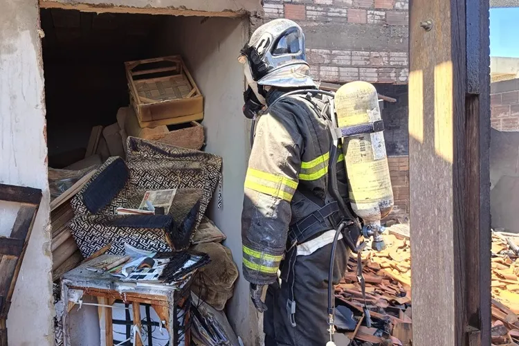 Vitória da Conquista: Bombeiros resgatam vítima com vida em incêndio residencial