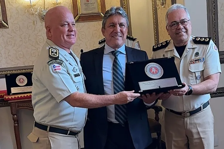 João Bonfim recebe placa de reconhecimento por serviços prestados à PM-BA