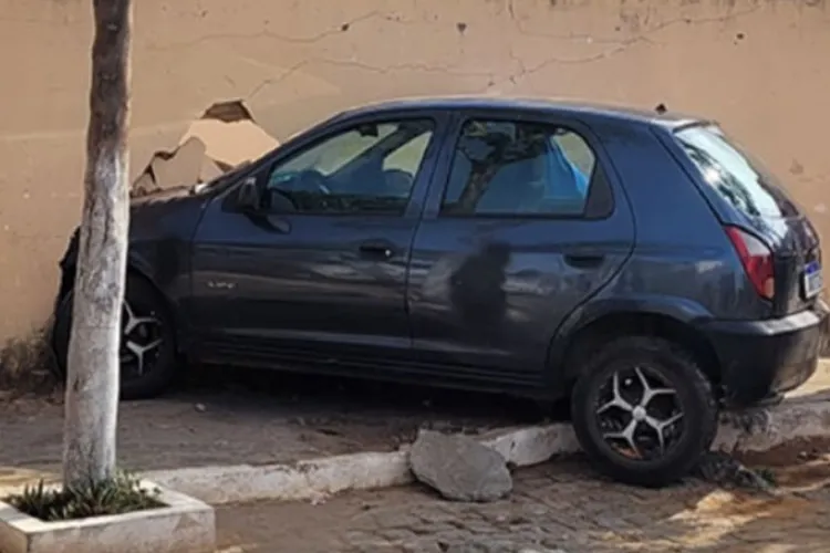 Passageiro puxa volante bruscamente e carro invade residência em Malhada de Pedras