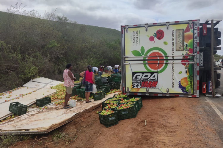 Caminhão que transportava tomates tomba na BR 251