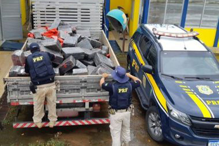 PRF apreende mais de 2 toneladas de maconha e recupera veículo roubado em Feira de Santana