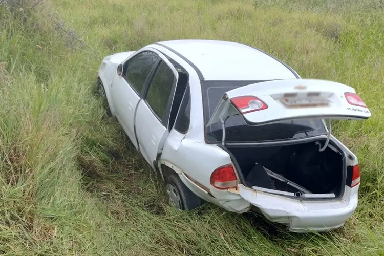 Mulher fica ferida após carro descer ribanceira na BR-030 em Guanambi