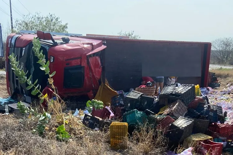 Caminhão carregado com maracujá tomba na BR-030 em Brumado