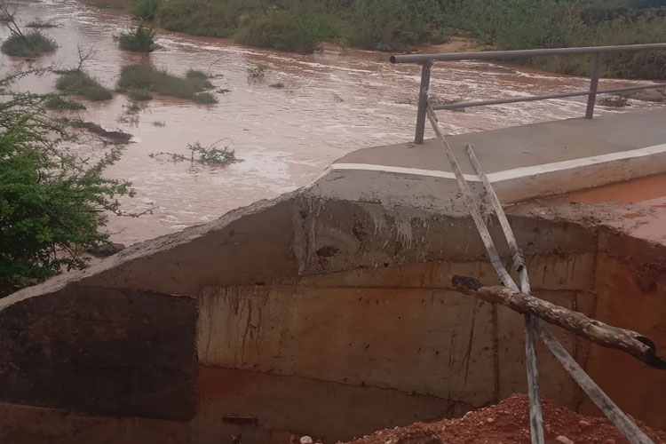 Enxurrada carrega parte de cabeceira de ponte e moradores temem ficar ilhados em Brumado