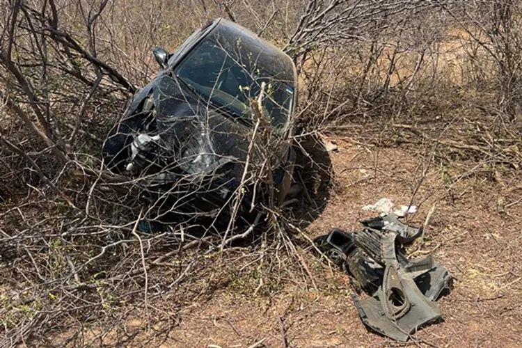 Condutor perde controle de veículo e capota na BR-030 em Palmas de Monte Alto