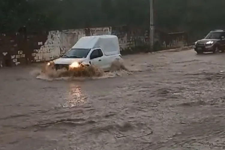 Vídeo: Chuva intensa provoca diversos pontos de alagamento em Brumado