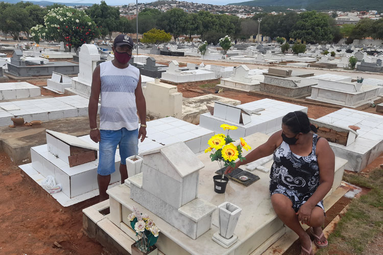 Brumado: Familiares realizam higienização antecipada dos sepulcros para celebrar o dia de finados