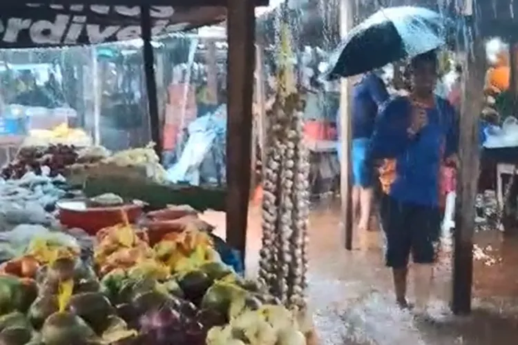 Vídeo: Alagado, Mercado de Riacho de Santana gera revolta e prejuízo aos feirantes