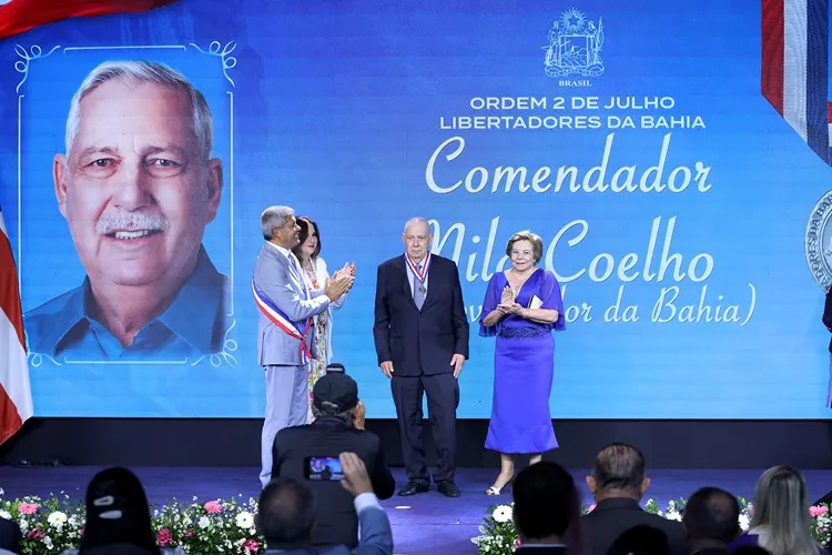 Ex-governador e ex-prefeito de Guanambi, Nilo Coelho recebe comenda 2 de julho