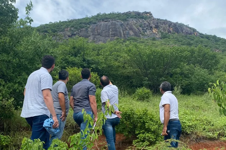 Guanambi: Bloco rochoso se desloca e rola sobre encosta na Vila de Ceraíma