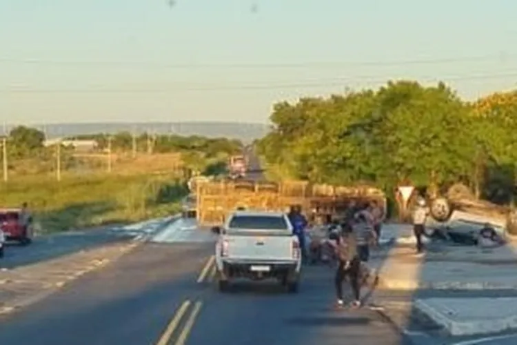 Guanambi: Colisão entre carro e caminhão-pipa deixa três feridos na BR-030