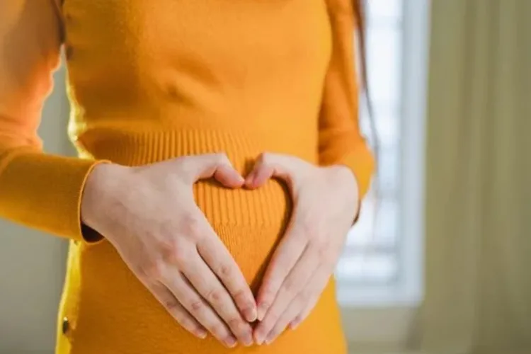 Mulher com câncer ginecológico muda útero de lugar e engravida