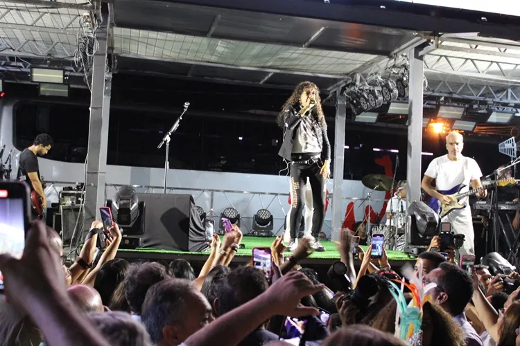 Luiz Caldas agita público na abertura do Carnaval do Interior em Rio de Contas