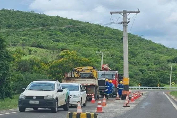 Poste no meio da BA-026 é retirado pela Coelba após repercussão negativa