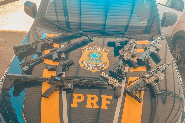 Barreiras: PRF apreende arsenal de armas em veículo durante fiscalização na BR-242