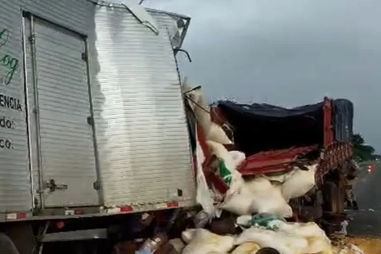 Vídeo: Colisão frontal entre dois caminhões mata três pessoas em Macaúbas