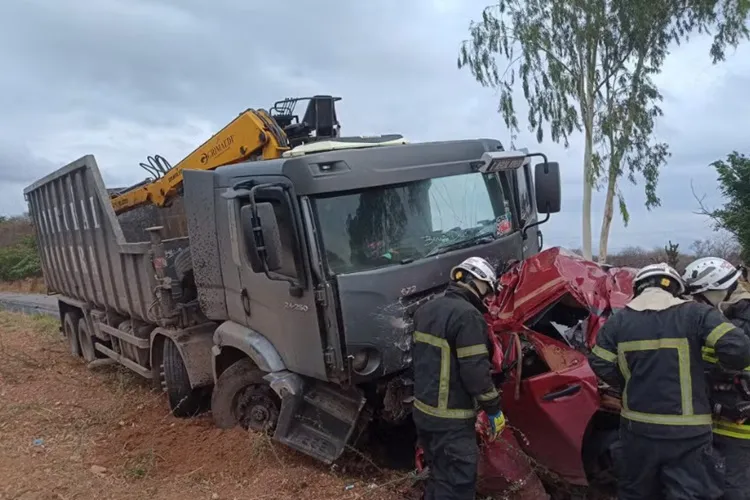 Motorista morre e parte frontal do carro é esmagada em batida na BA-451