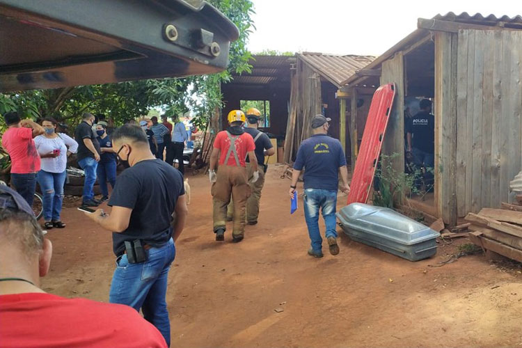 Homem mata esposa e filha após 'ordem divina' e convive com corpos por 4 meses