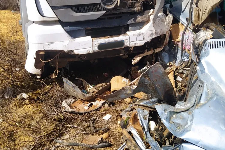 Casal morre em acidente entre carro e caminhão na BA-026 em Contendas do Sincorá