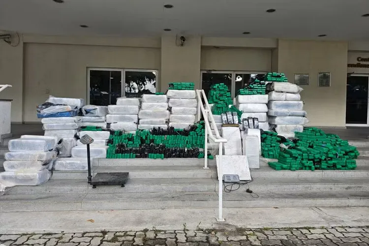 Polícia Civil apreende 5 toneladas de drogas em favela no Rio de Janeiro