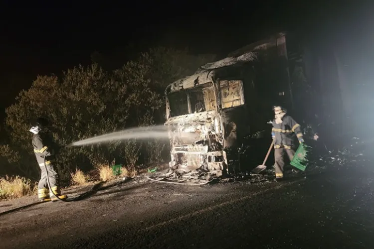 Bombeiros combatem incêndio em carreta na BR-242 em Oliveira dos Brejinhos