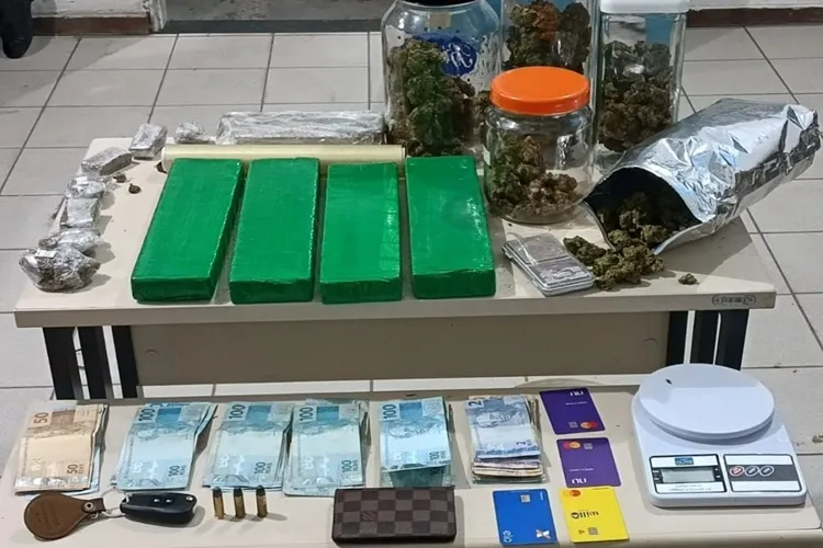 Vitória da Conquista: Homem é preso com 4,5 kg de drogas e quase R$ 6 mil em espécie