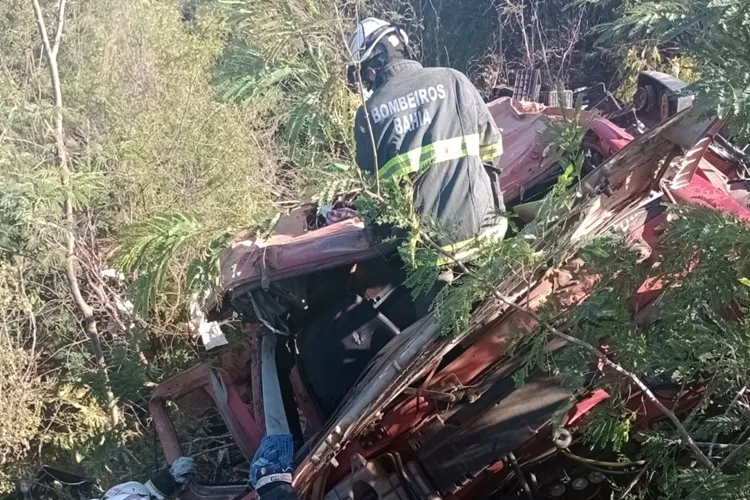 Criança é entubada após caminhão tombar na BR-030 em Guanambi