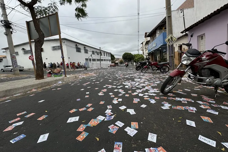 Brumado: Mesmo com fiscalização, santinhos são despejados nas seções eleitorais