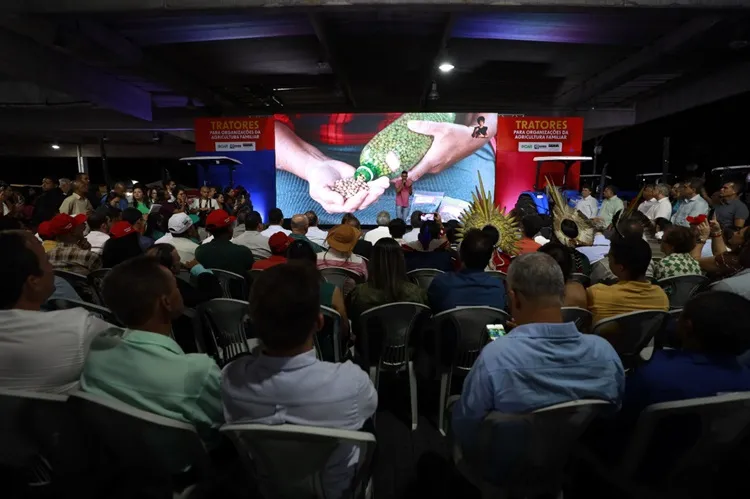Governo da Bahia lança Plano Safra para agricultura familiar e entrega máquinas
