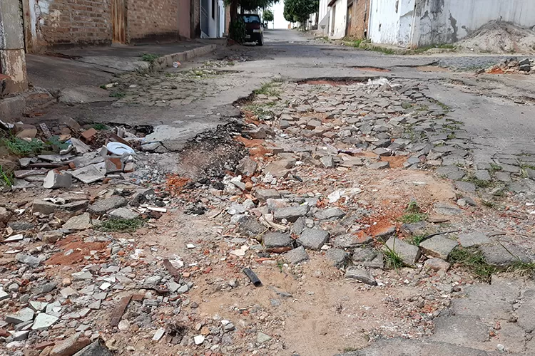 Brumado: Buracos com mais de um ano geram transtornos na Rua Ana Angélica Costa