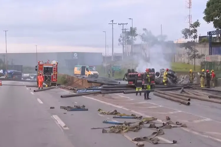 Motorista de Aracatu morre após carreta de empresa de Brumado tombar e pegar fogo