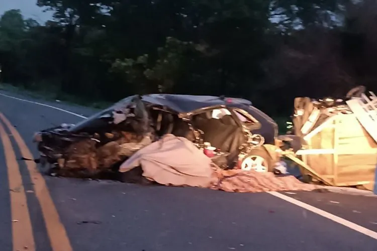 Dois guanambienses morreram em colisão entre carro e caminhão na BR-135