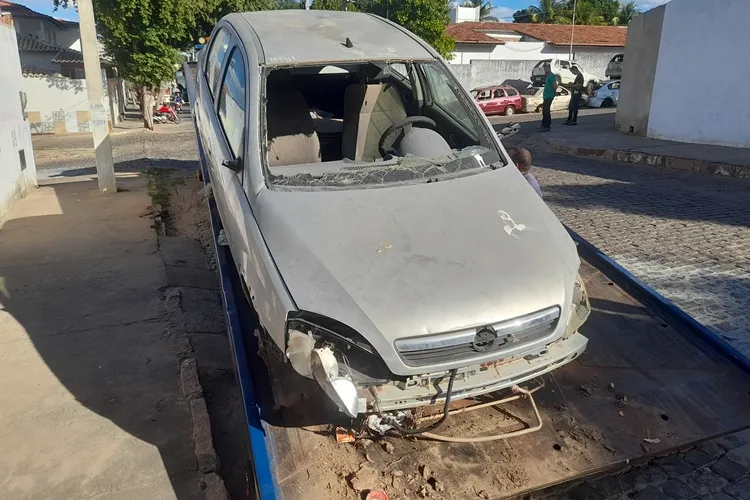 Carros são removidos do entorno do complexo da 20ª Coorpin em Brumado