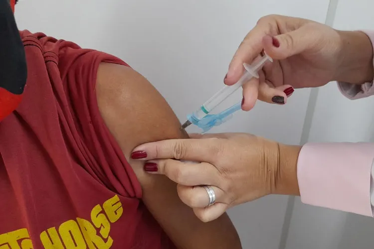 Sesab amplia vacina contra a dengue para público de 4 a 59 anos no estado