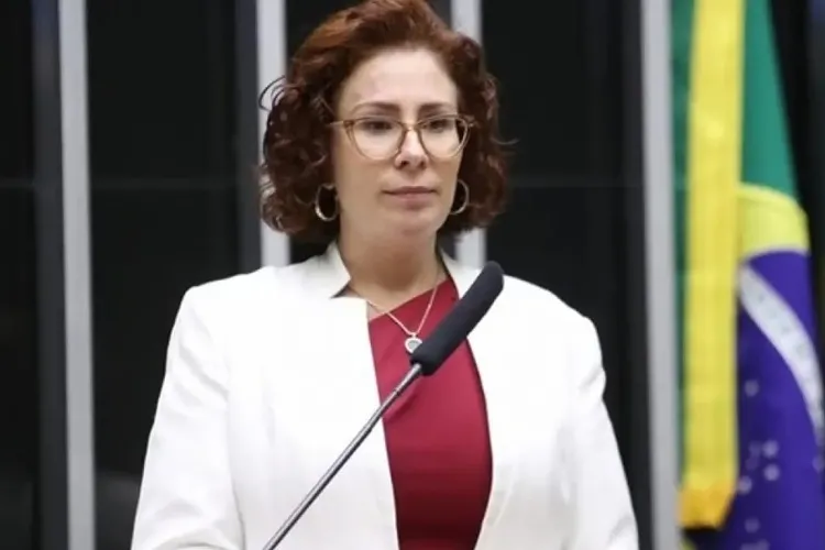 Carla Zambelli tem mandato de deputada federal cassado pelo TRE-SP