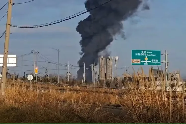 Avião sai da pista, explode e mata 176 na Coreia do Sul