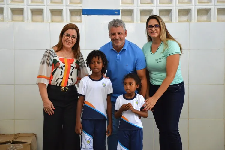 Guanambi inicia distribuição de uniformes para os alunos da rede municipal