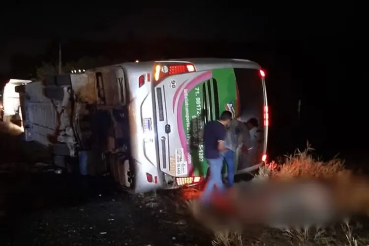 Quatro pessoas morrem e 15 ficam feridas após ônibus de turismo tombar em Catu