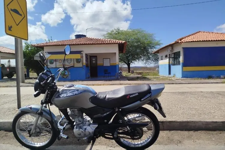 Condutor é detido em posto da PRE na BR-030 com motocicleta roubada em Guanambi