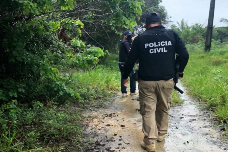 Homem é preso após polícia achar mulher viva dentro de cova em Itabuna