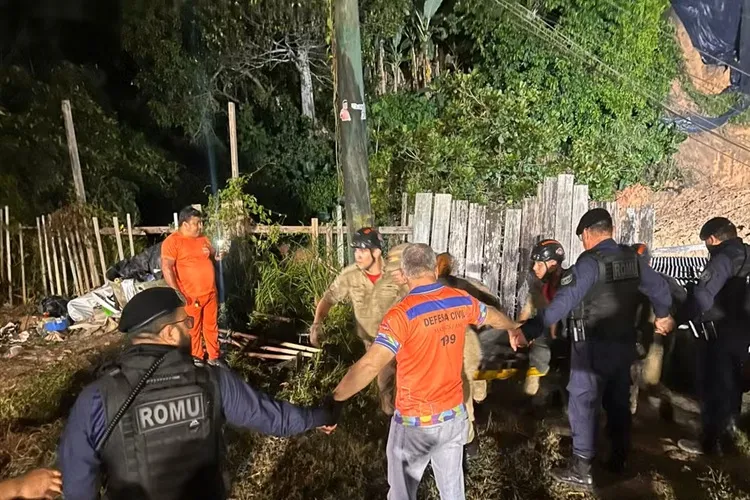 Corpos de pai e filha são encontrados abraçados após deslizamento de terra