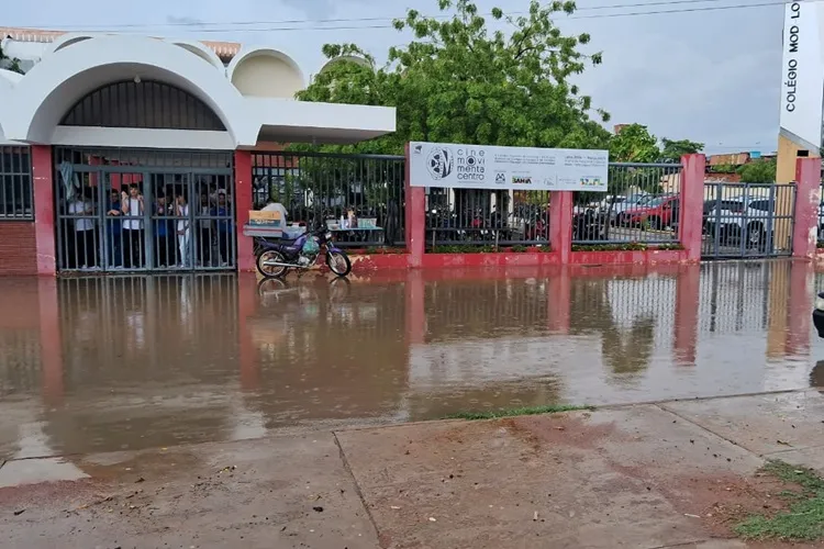 Vídeo: Chuva invade o CEEP e alunos exigem respeito do Governo do Estado em Guanambi