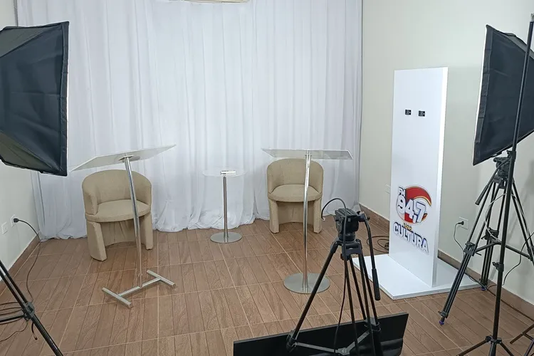 Cultura FM nos preparativos finais para entrevistas com candidatos em Guanambi