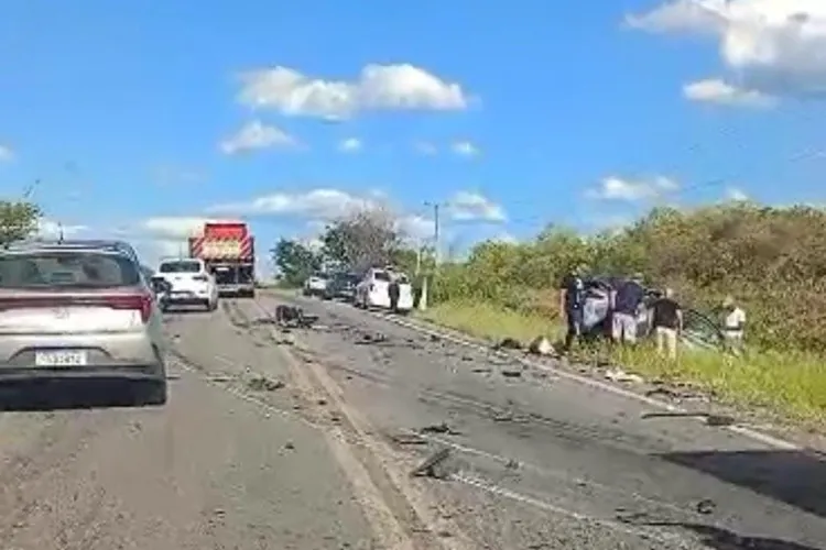 Brumado: Dois morrem em acidente entre veículos de passeio e caminhão na BR-030