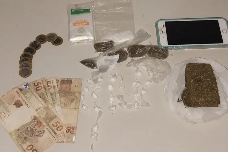 Jovem é preso com materiais relacionados ao tráfico de drogas em Guanambi